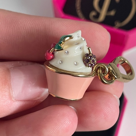Juicy Couture Frozen Yogurt Charm - In original box! - Picture 4 of 7